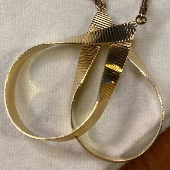 Gold Tone Ribbed Dangle Earrings - Picture 5 of 6